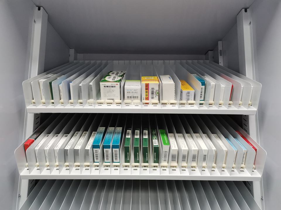 Distributeur automatique de médicaments au design personnalisable, 24h/24 et 7j/7, avec système intelligent et grande capacité 
