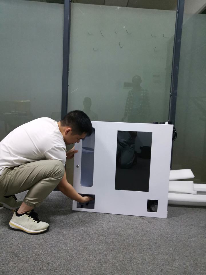Petit distributeur automatique intelligent mural avec écran tactile 22 pouces 