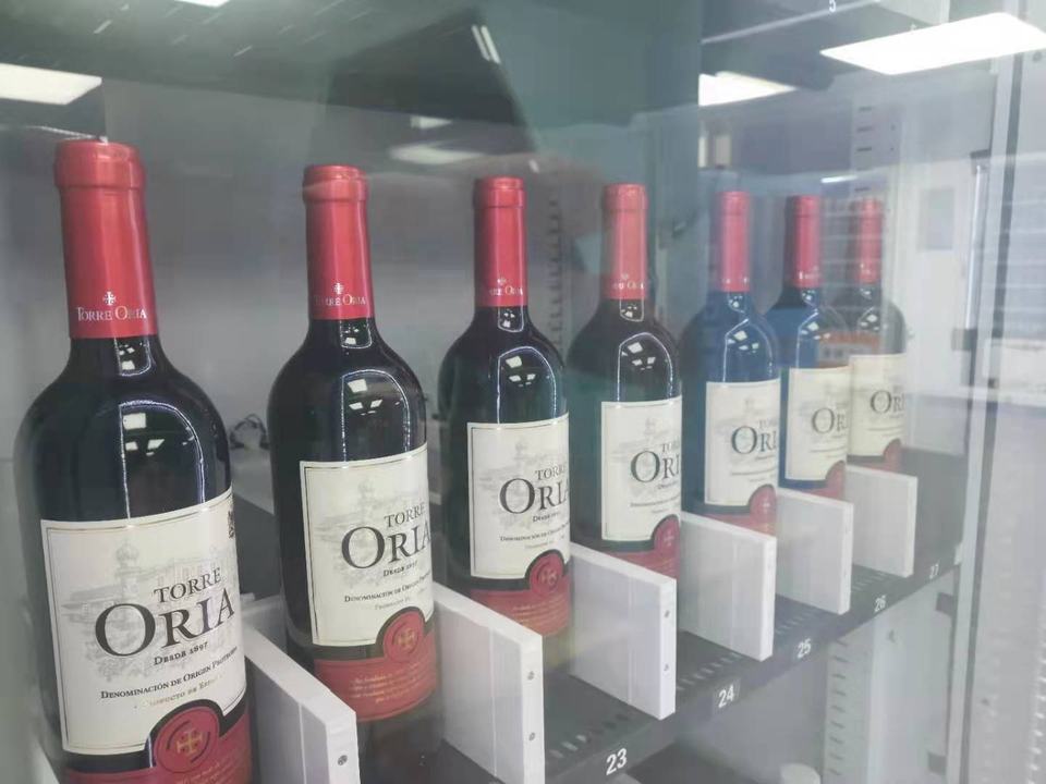 Distributeur intelligent de bouteilles de vin et d'alcool, distributeur automatique de vin, avec ascenseur et vérification de l'âge 