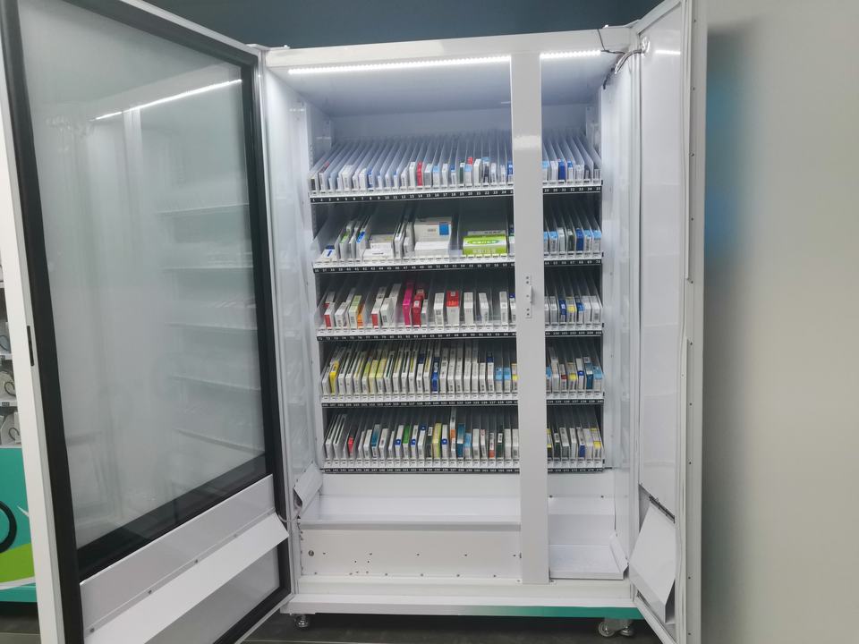 Distributeur automatique de médicaments au design personnalisable, 24h/24 et 7j/7, avec système intelligent et grande capacité 